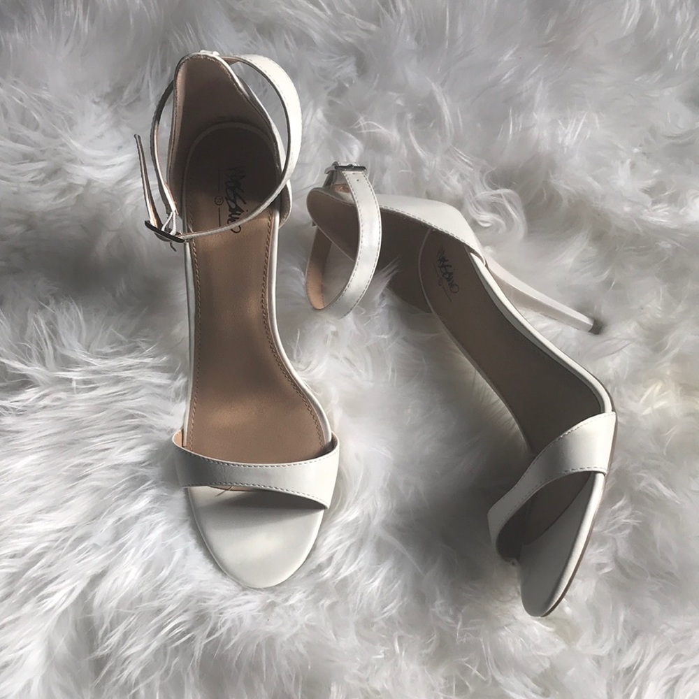 Women’s white strapped heel size 9 1/2